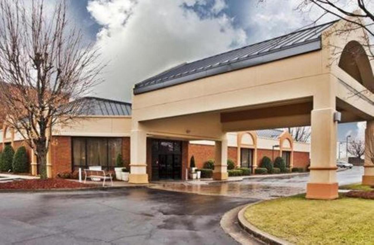 Ramada By Wyndham Gainesville Exterior photo