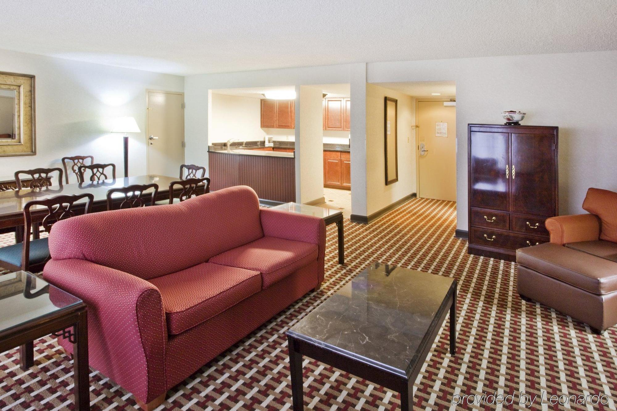 Ramada By Wyndham Gainesville Interior photo