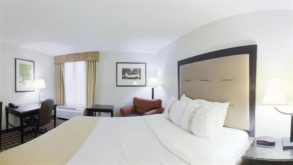 Ramada By Wyndham Gainesville Exterior photo