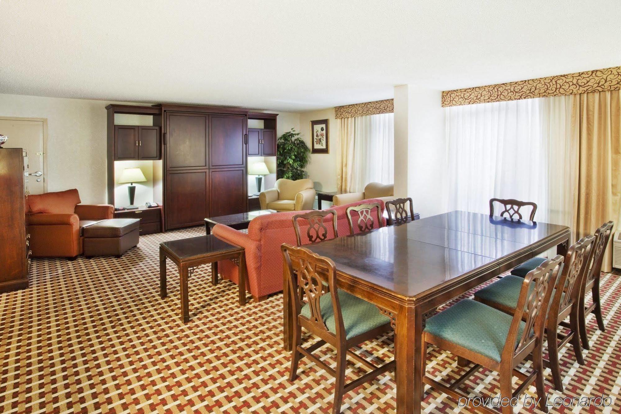 Ramada By Wyndham Gainesville Interior photo