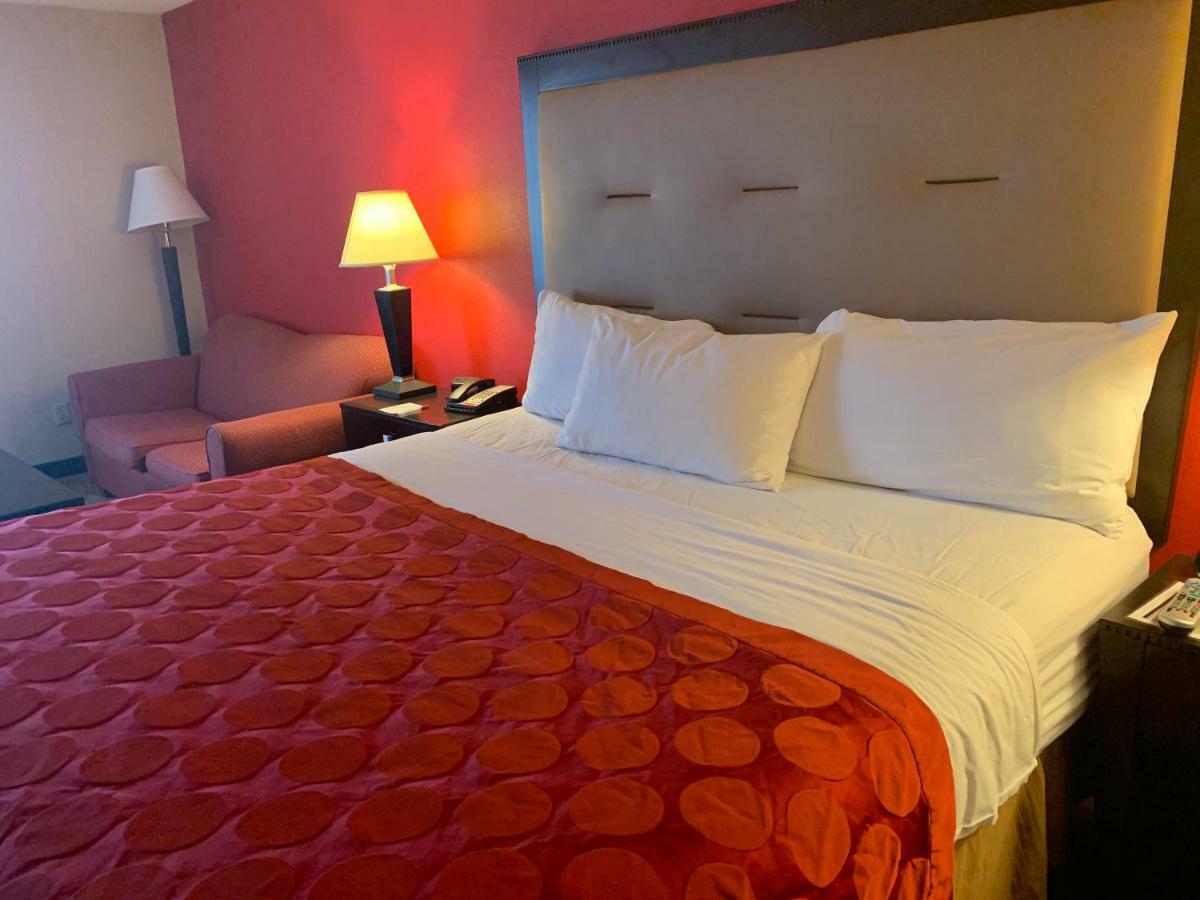 Ramada By Wyndham Gainesville Exterior photo