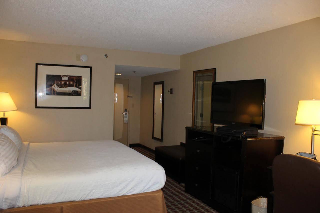 Ramada By Wyndham Gainesville Exterior photo